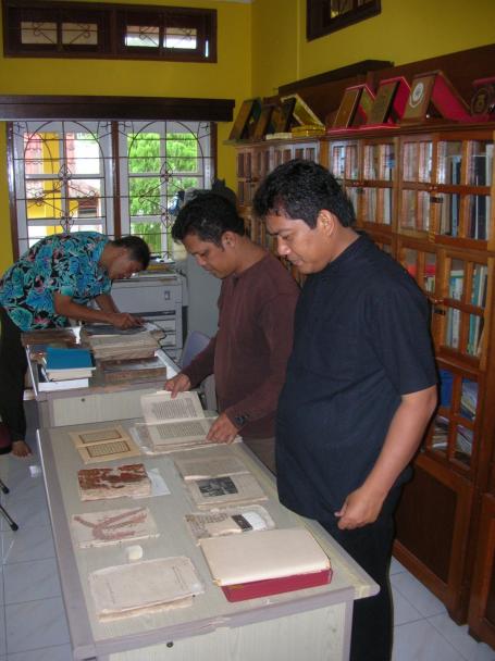Examining the manuscripts in the largest collection on Penyengat