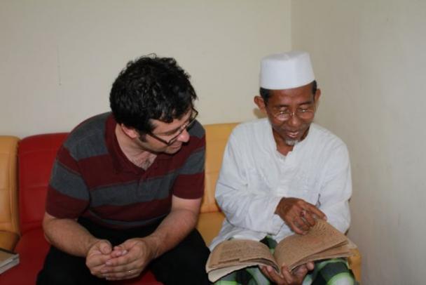 Djamaluddin Aziz Paramma Daeng Djaga explaining the contents of a manuscript