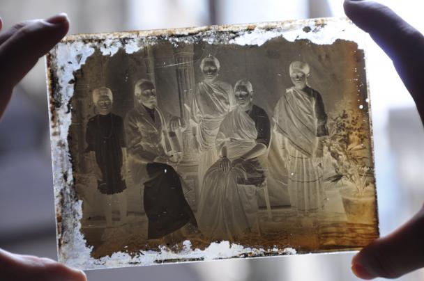 Inspecting a glass plate negative